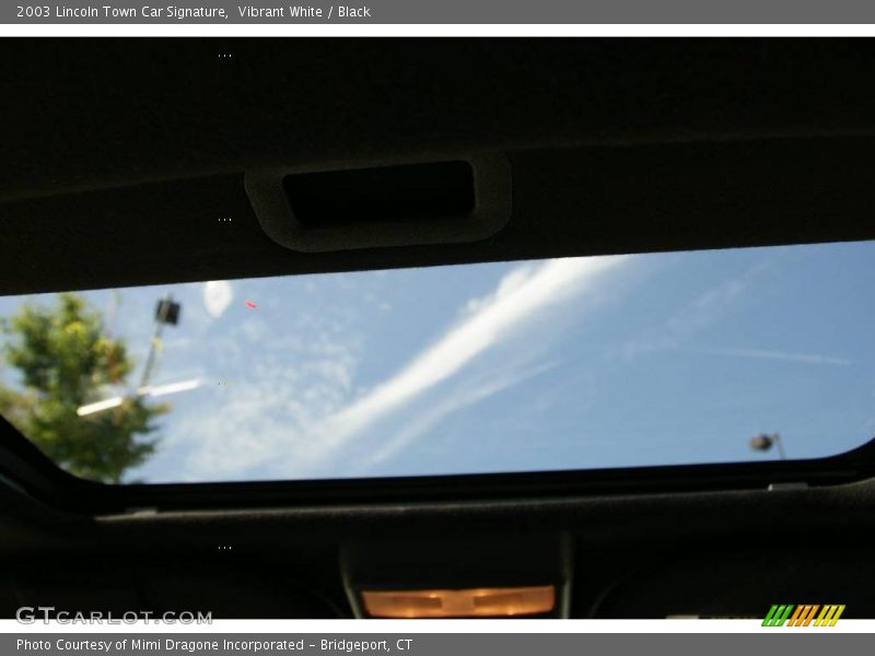 Vibrant White / Black 2003 Lincoln Town Car Signature