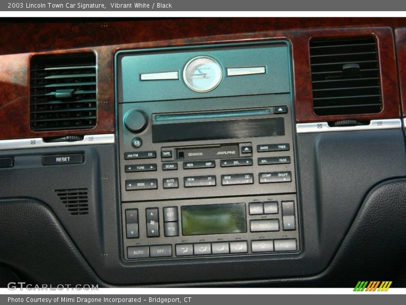 Vibrant White / Black 2003 Lincoln Town Car Signature