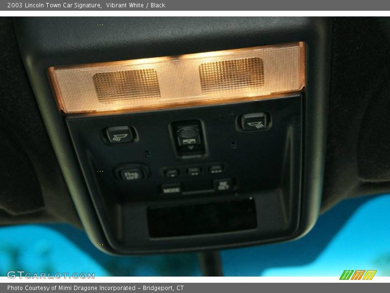 Vibrant White / Black 2003 Lincoln Town Car Signature