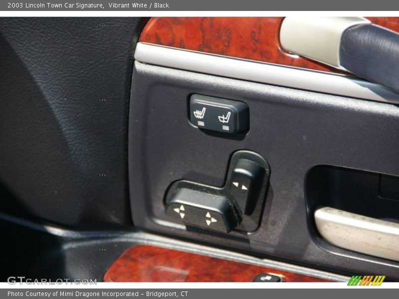 Vibrant White / Black 2003 Lincoln Town Car Signature