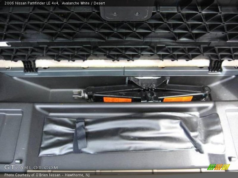Avalanche White / Desert 2006 Nissan Pathfinder LE 4x4