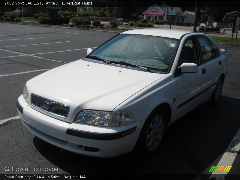 White / Taupe/Light Taupe 2002 Volvo S40 1.9T