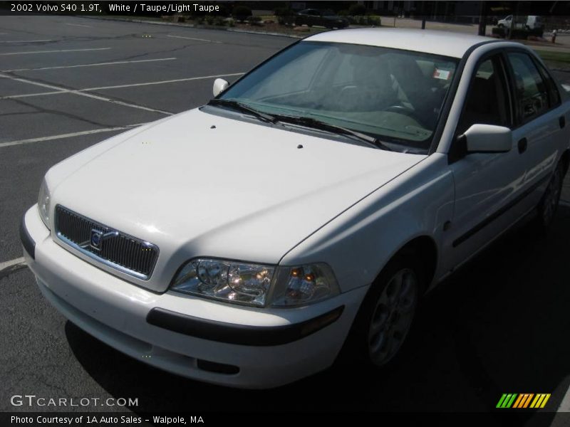 White / Taupe/Light Taupe 2002 Volvo S40 1.9T