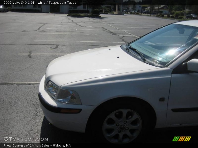 White / Taupe/Light Taupe 2002 Volvo S40 1.9T