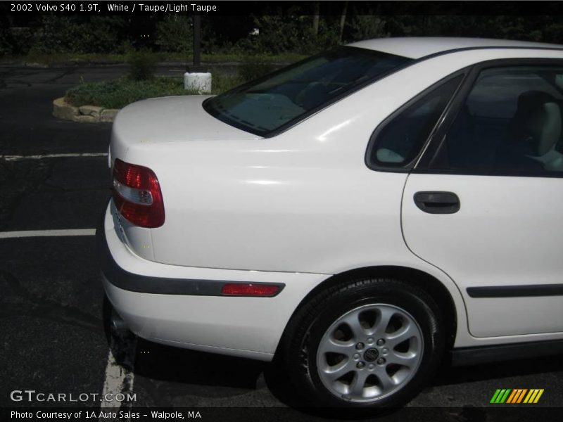 White / Taupe/Light Taupe 2002 Volvo S40 1.9T