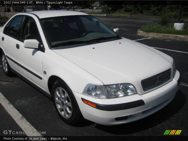 White / Taupe/Light Taupe 2002 Volvo S40 1.9T