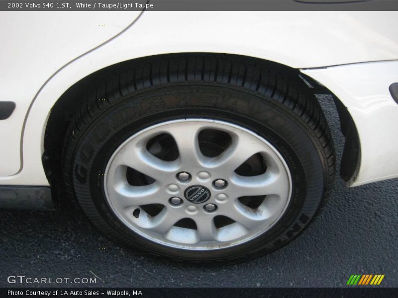 White / Taupe/Light Taupe 2002 Volvo S40 1.9T