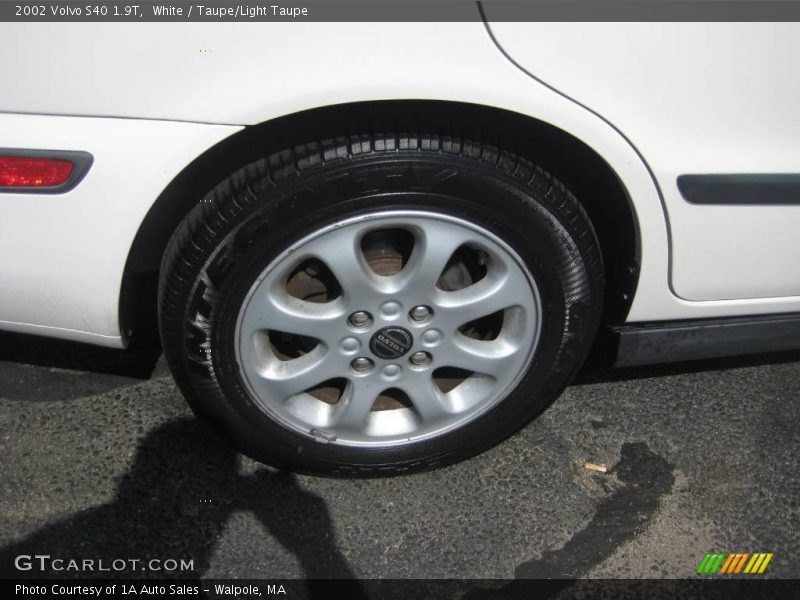 White / Taupe/Light Taupe 2002 Volvo S40 1.9T