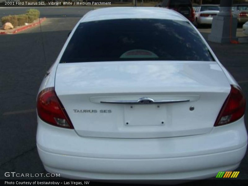 Vibrant White / Medium Parchment 2001 Ford Taurus SES