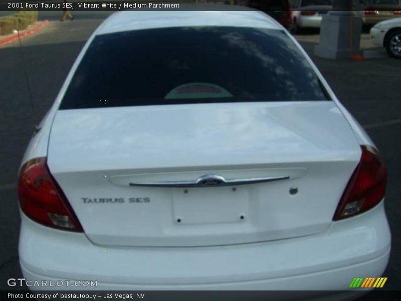 Vibrant White / Medium Parchment 2001 Ford Taurus SES