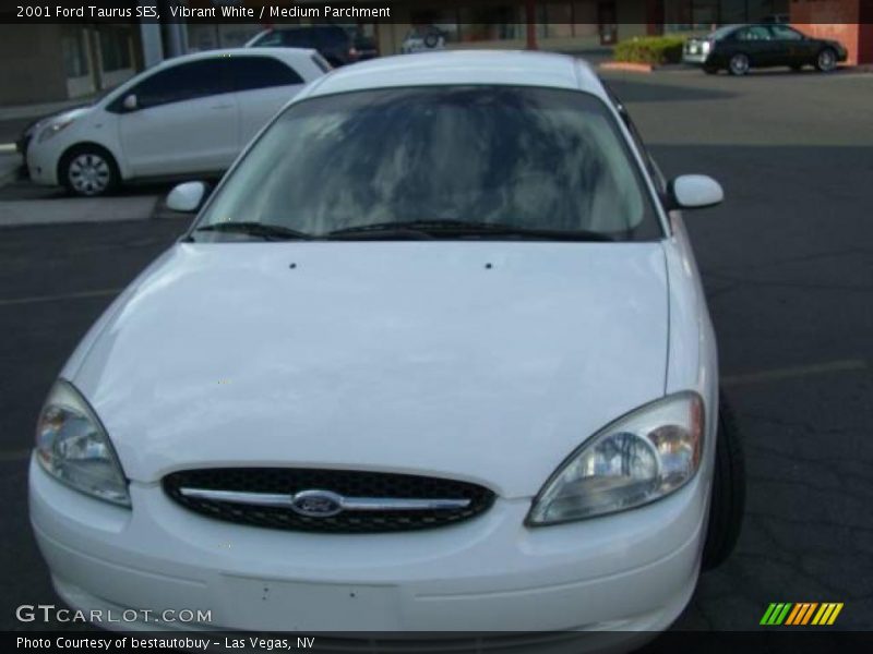 Vibrant White / Medium Parchment 2001 Ford Taurus SES