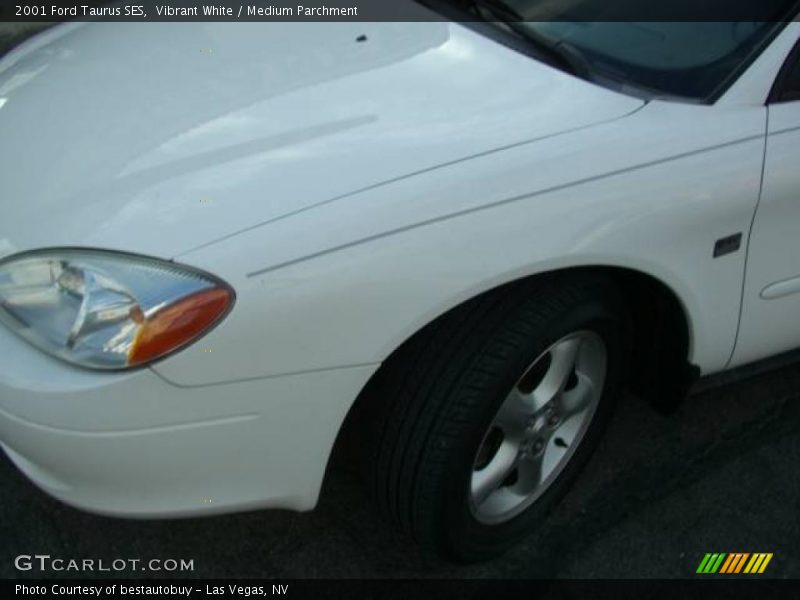 Vibrant White / Medium Parchment 2001 Ford Taurus SES
