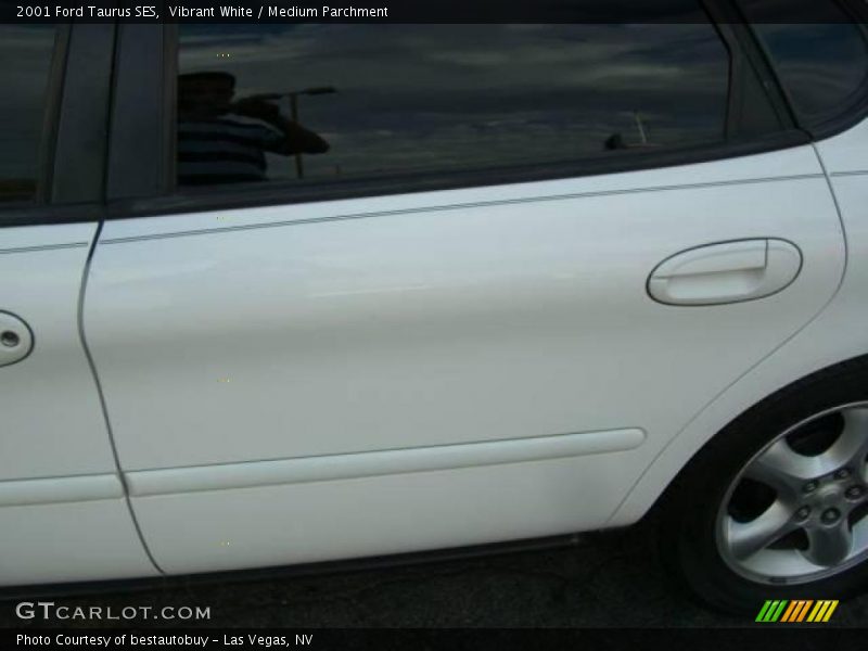 Vibrant White / Medium Parchment 2001 Ford Taurus SES