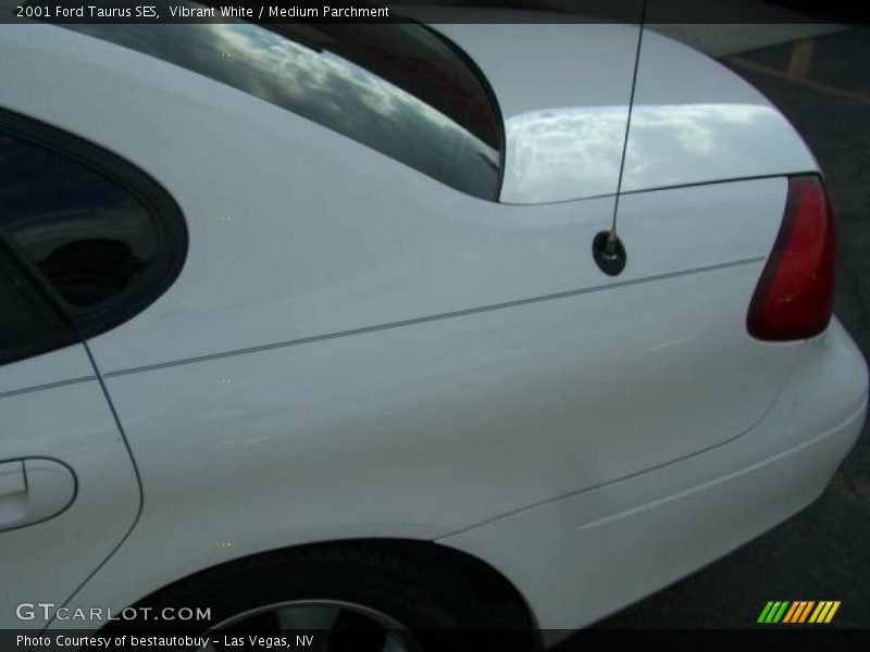 Vibrant White / Medium Parchment 2001 Ford Taurus SES
