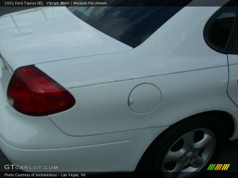 Vibrant White / Medium Parchment 2001 Ford Taurus SES