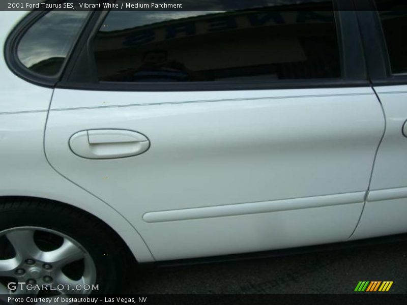 Vibrant White / Medium Parchment 2001 Ford Taurus SES