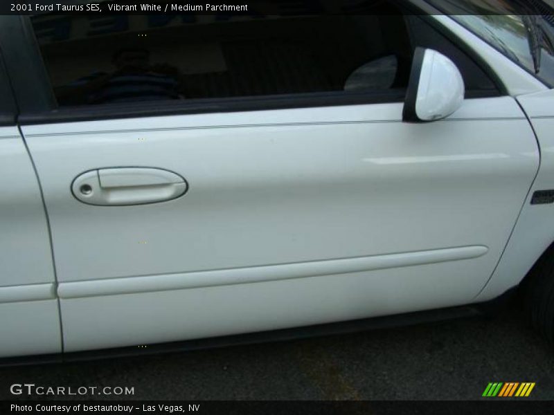 Vibrant White / Medium Parchment 2001 Ford Taurus SES