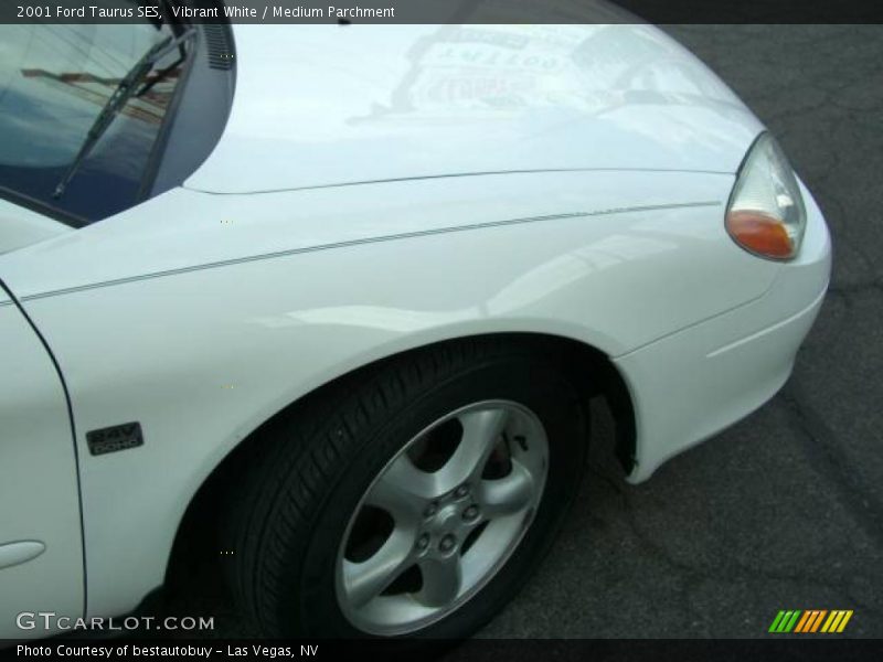 Vibrant White / Medium Parchment 2001 Ford Taurus SES