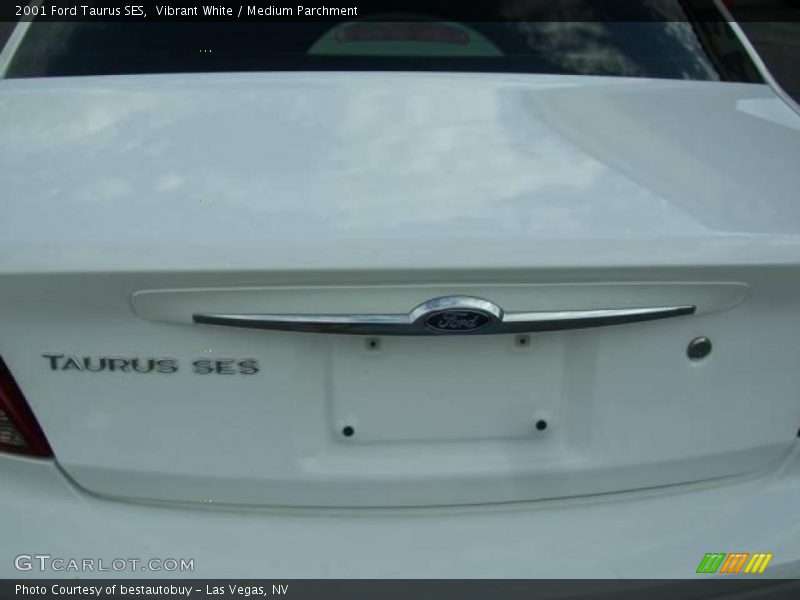 Vibrant White / Medium Parchment 2001 Ford Taurus SES