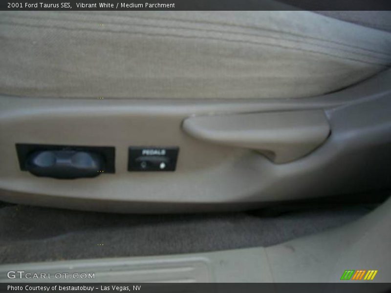 Vibrant White / Medium Parchment 2001 Ford Taurus SES