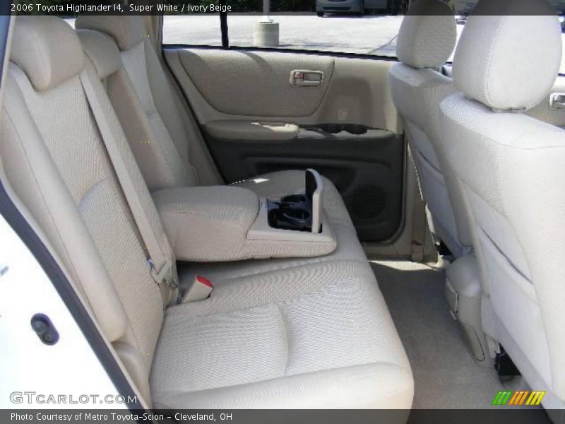 Super White / Ivory Beige 2006 Toyota Highlander I4