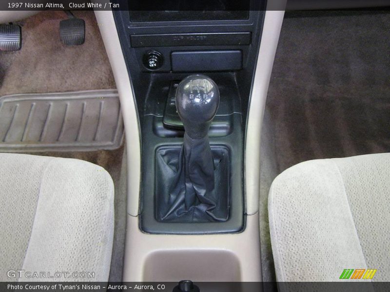 Cloud White / Tan 1997 Nissan Altima