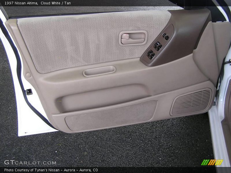 Cloud White / Tan 1997 Nissan Altima
