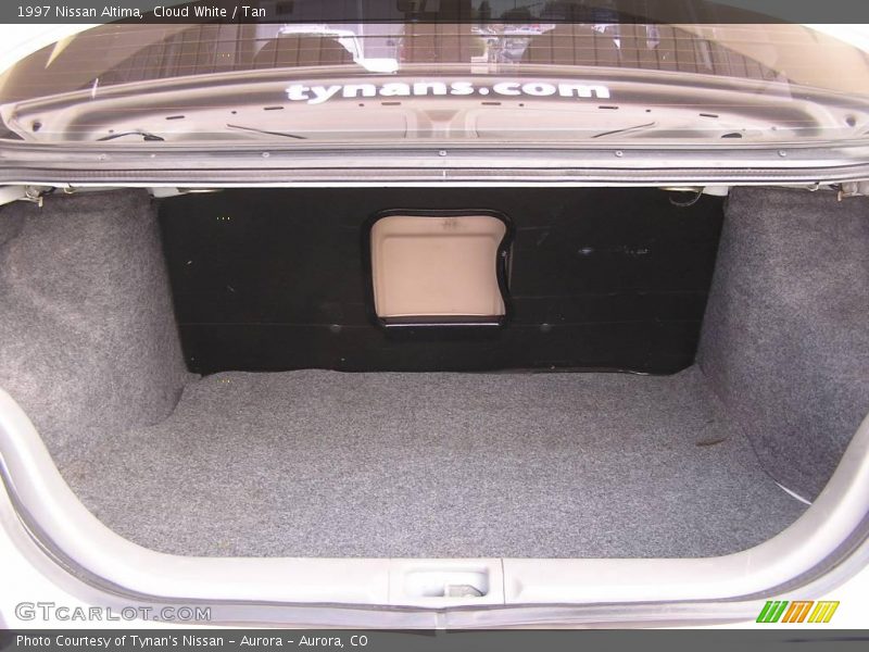 Cloud White / Tan 1997 Nissan Altima