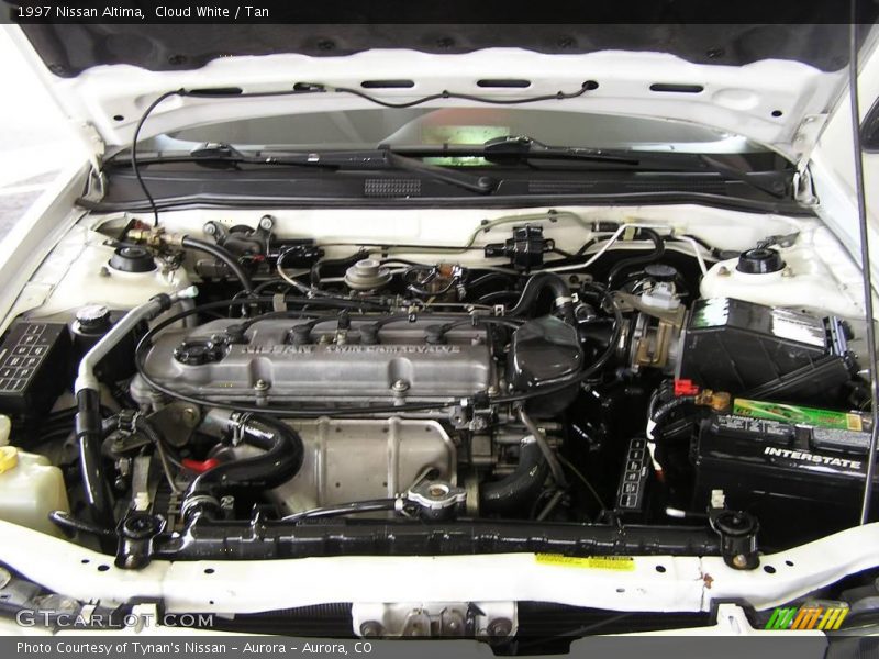 Cloud White / Tan 1997 Nissan Altima