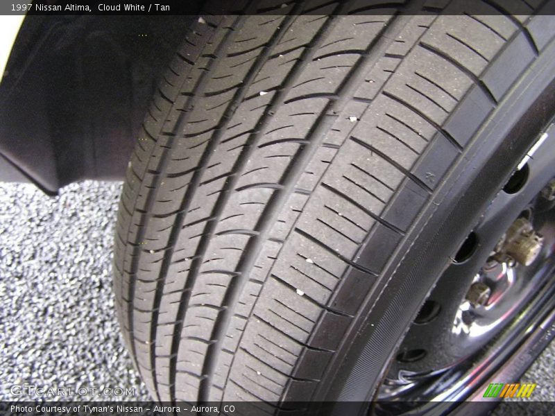 Cloud White / Tan 1997 Nissan Altima