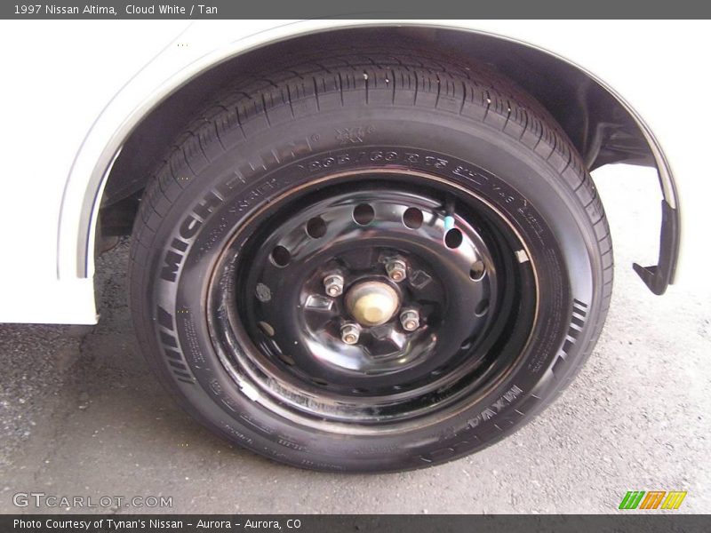 Cloud White / Tan 1997 Nissan Altima