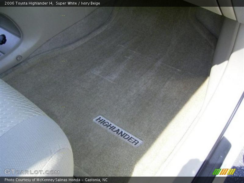 Super White / Ivory Beige 2006 Toyota Highlander I4