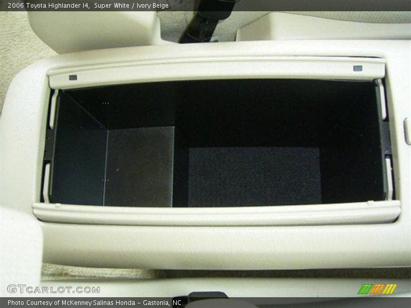Super White / Ivory Beige 2006 Toyota Highlander I4