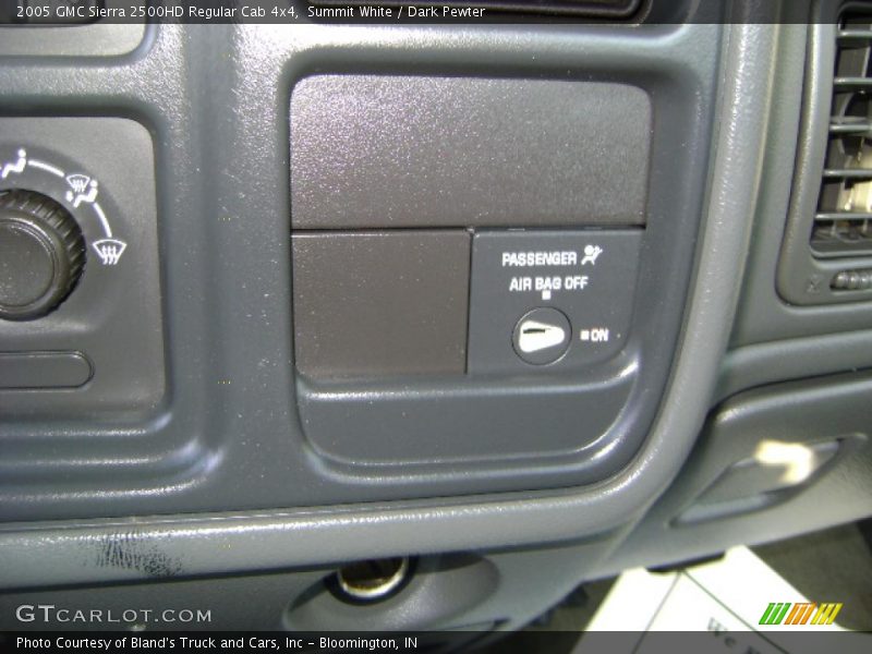 Summit White / Dark Pewter 2005 GMC Sierra 2500HD Regular Cab 4x4