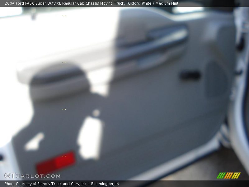 Oxford White / Medium Flint 2004 Ford F450 Super Duty XL Regular Cab Chassis Moving Truck