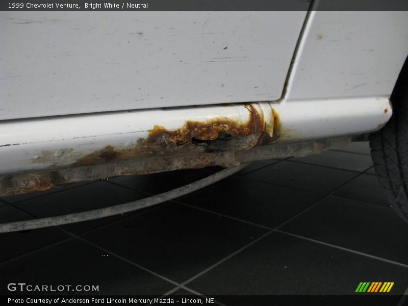 Bright White / Neutral 1999 Chevrolet Venture