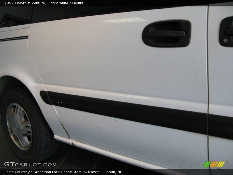 Bright White / Neutral 1999 Chevrolet Venture