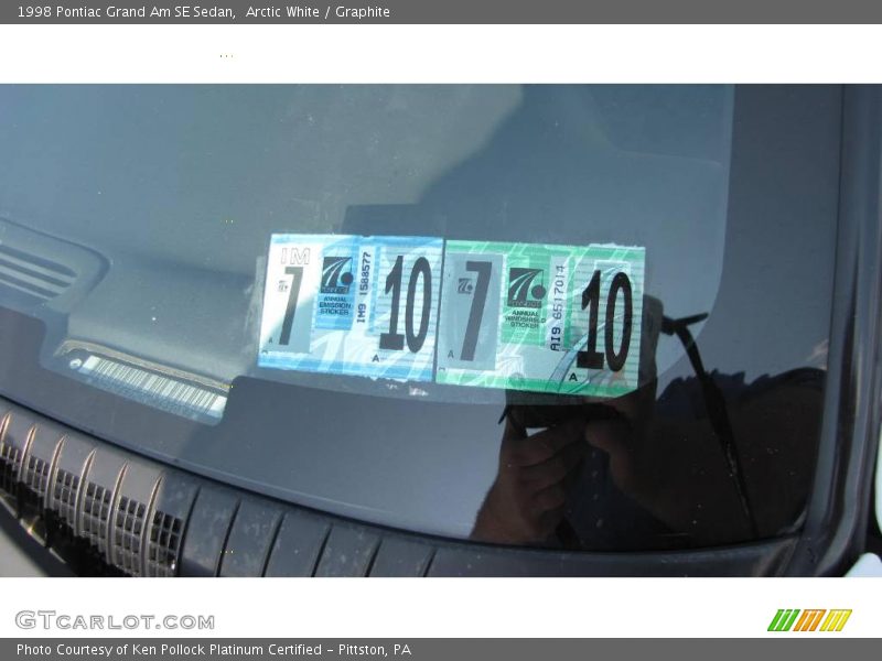 Arctic White / Graphite 1998 Pontiac Grand Am SE Sedan