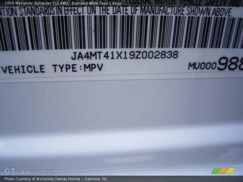 Diamond White Pearl / Beige 2009 Mitsubishi Outlander XLS 4WD