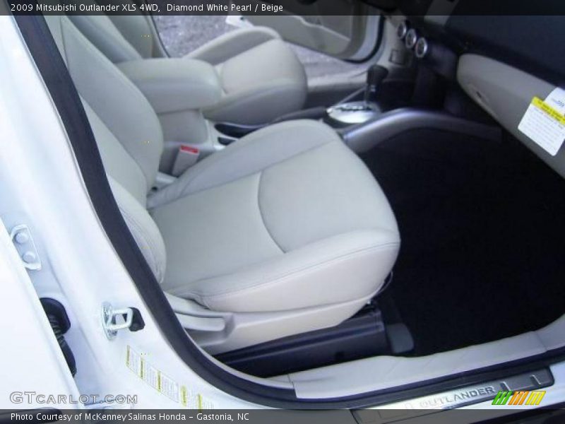 Diamond White Pearl / Beige 2009 Mitsubishi Outlander XLS 4WD