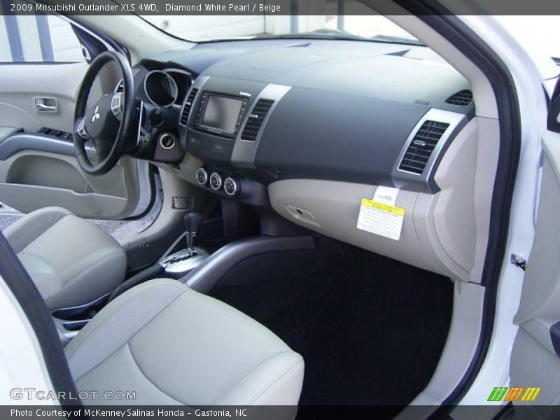 Diamond White Pearl / Beige 2009 Mitsubishi Outlander XLS 4WD