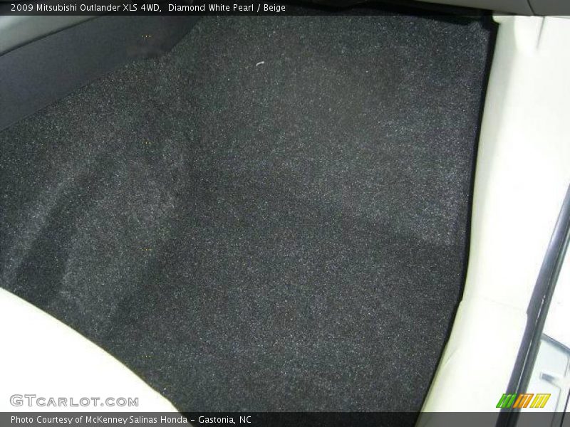 Diamond White Pearl / Beige 2009 Mitsubishi Outlander XLS 4WD