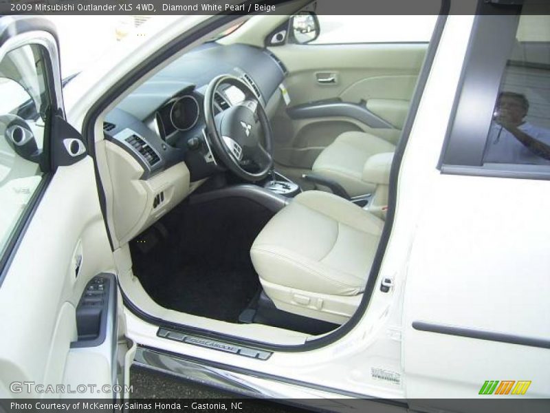 Diamond White Pearl / Beige 2009 Mitsubishi Outlander XLS 4WD
