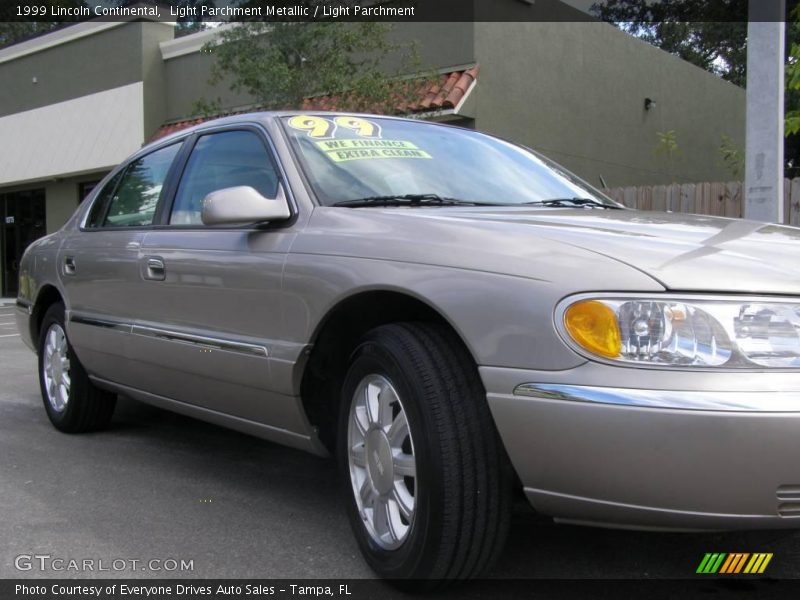 Light Parchment Metallic / Light Parchment 1999 Lincoln Continental