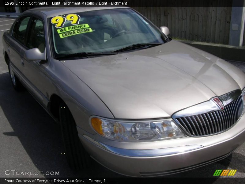 Light Parchment Metallic / Light Parchment 1999 Lincoln Continental