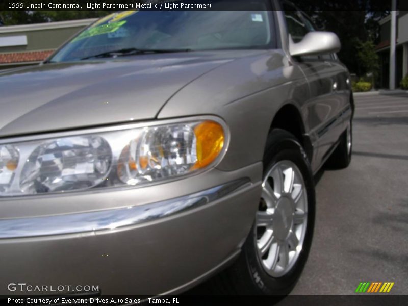 Light Parchment Metallic / Light Parchment 1999 Lincoln Continental