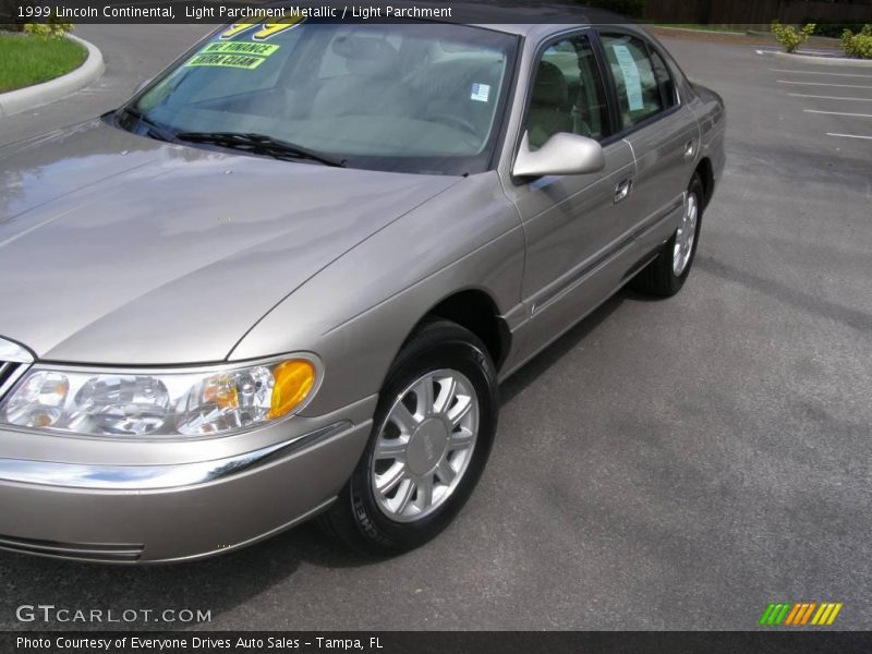 Light Parchment Metallic / Light Parchment 1999 Lincoln Continental