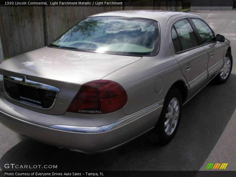 Light Parchment Metallic / Light Parchment 1999 Lincoln Continental