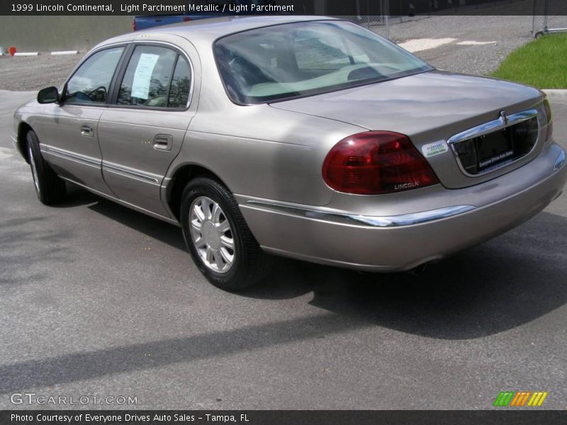 Light Parchment Metallic / Light Parchment 1999 Lincoln Continental