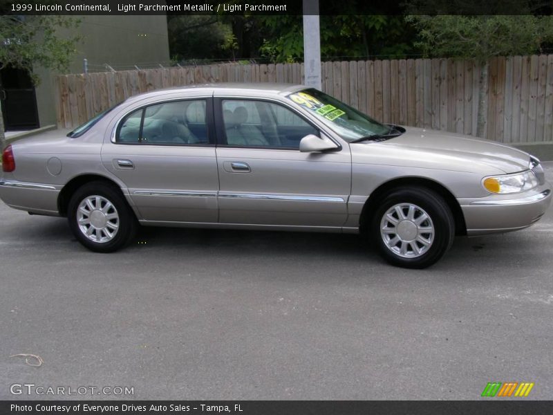 Light Parchment Metallic / Light Parchment 1999 Lincoln Continental